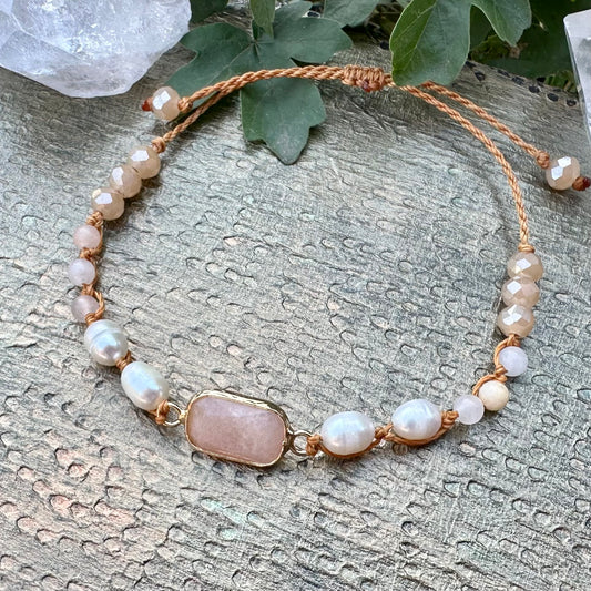 🌙 „Mondlicht & Weiblichkeit“ – Armband mit Mondstein & Süßwasserperlen
