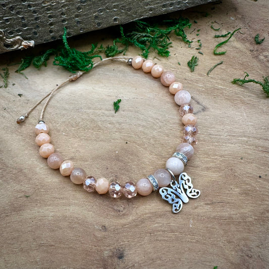 🌙 Makramee-Armband „Schmetterlingslicht“ – Mondstein & Glasperlen 🌙