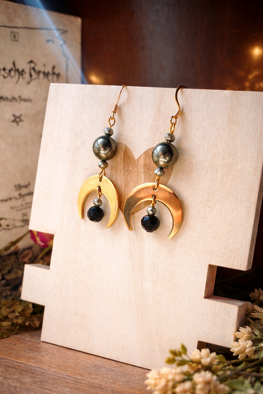 Hexenschmuck Ohrringe „Goldmond & Pyrit“ – für Fülle & Geldanziehung