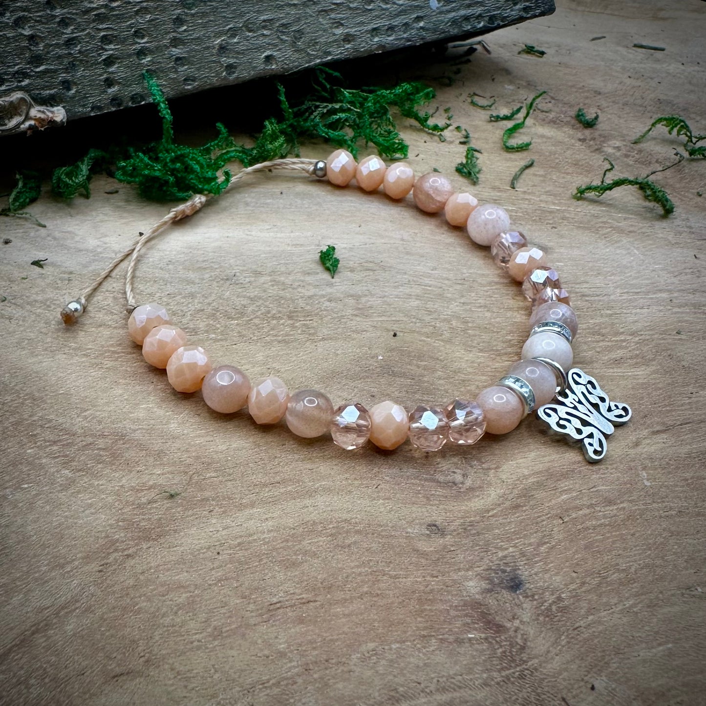 🌙 Makramee-Armband „Schmetterlingslicht“ – Mondstein & Glasperlen 🌙