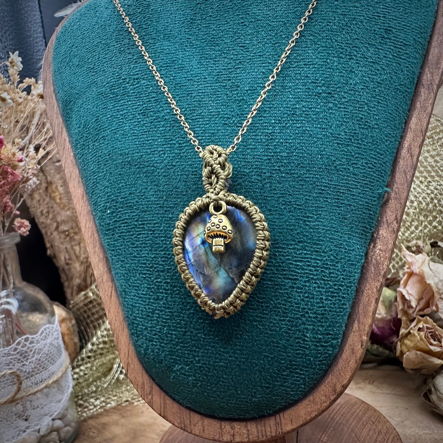 Magisches Makramee Labradorit Amulett an Edelstahl
