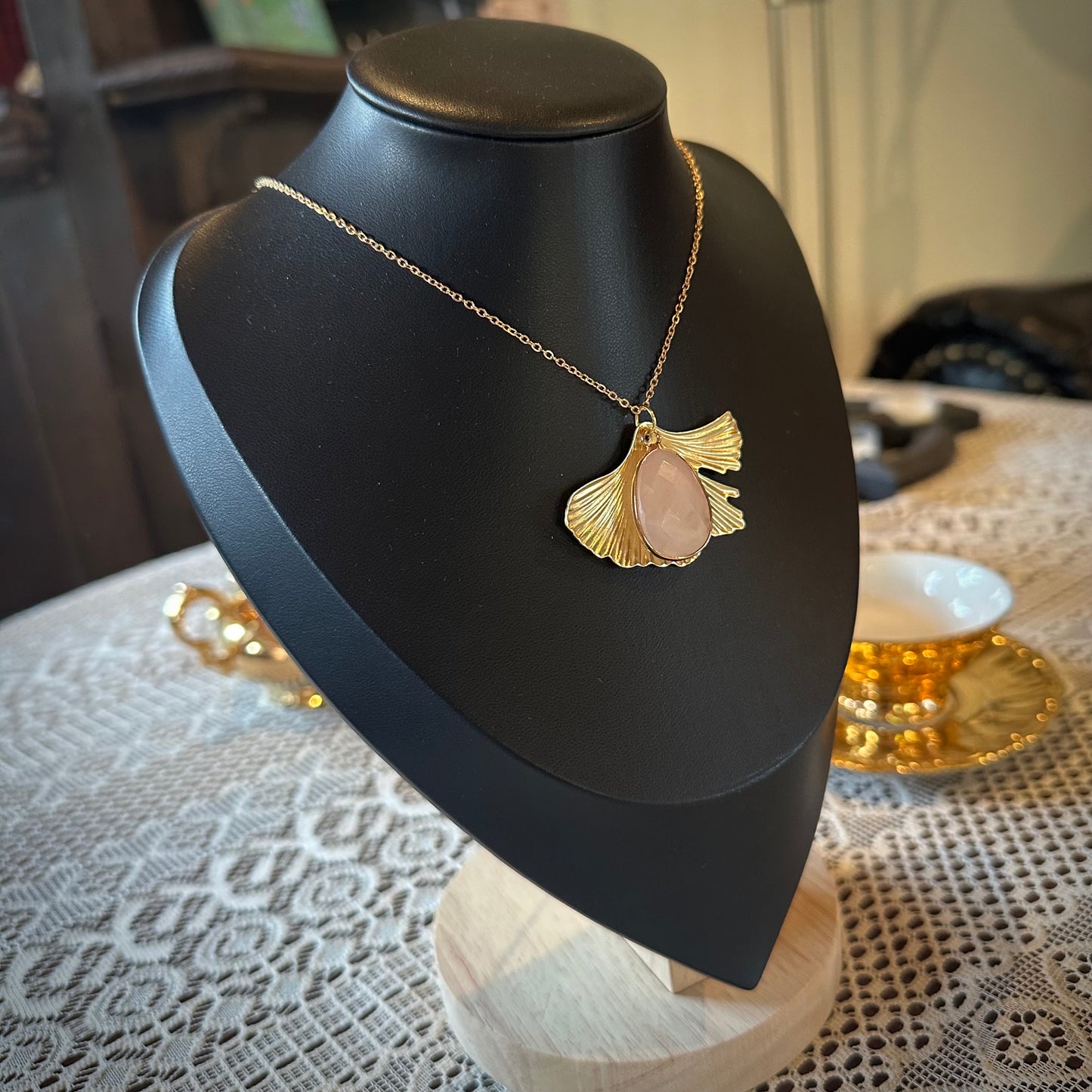 ✨ Goldene Ginkgo-Kette mit Rosenquarz – Herz & Harmonie ✨
