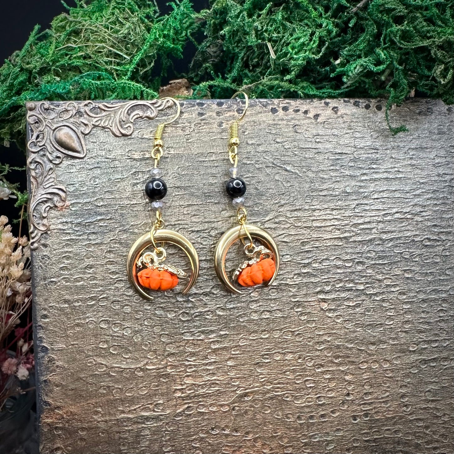 Goldene Herbstzauber-Ohrhänger – Kürbis, Obsidian & Glasperlen
