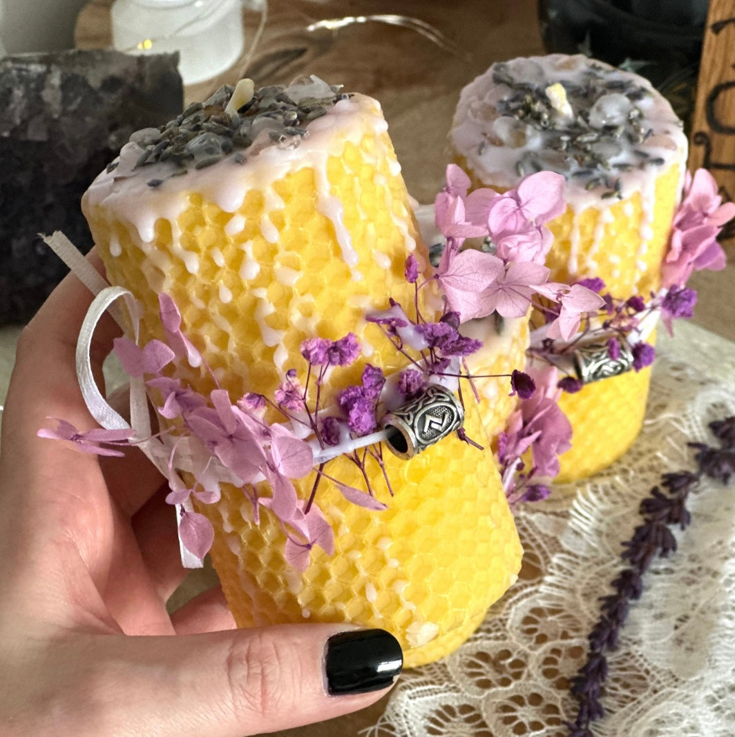 Ostara Bienenwachs Ritualkerze mit Runenbotschaft/ Tag- und Nachtgleiche 22  März-LIMITIERT auf 10 Stück