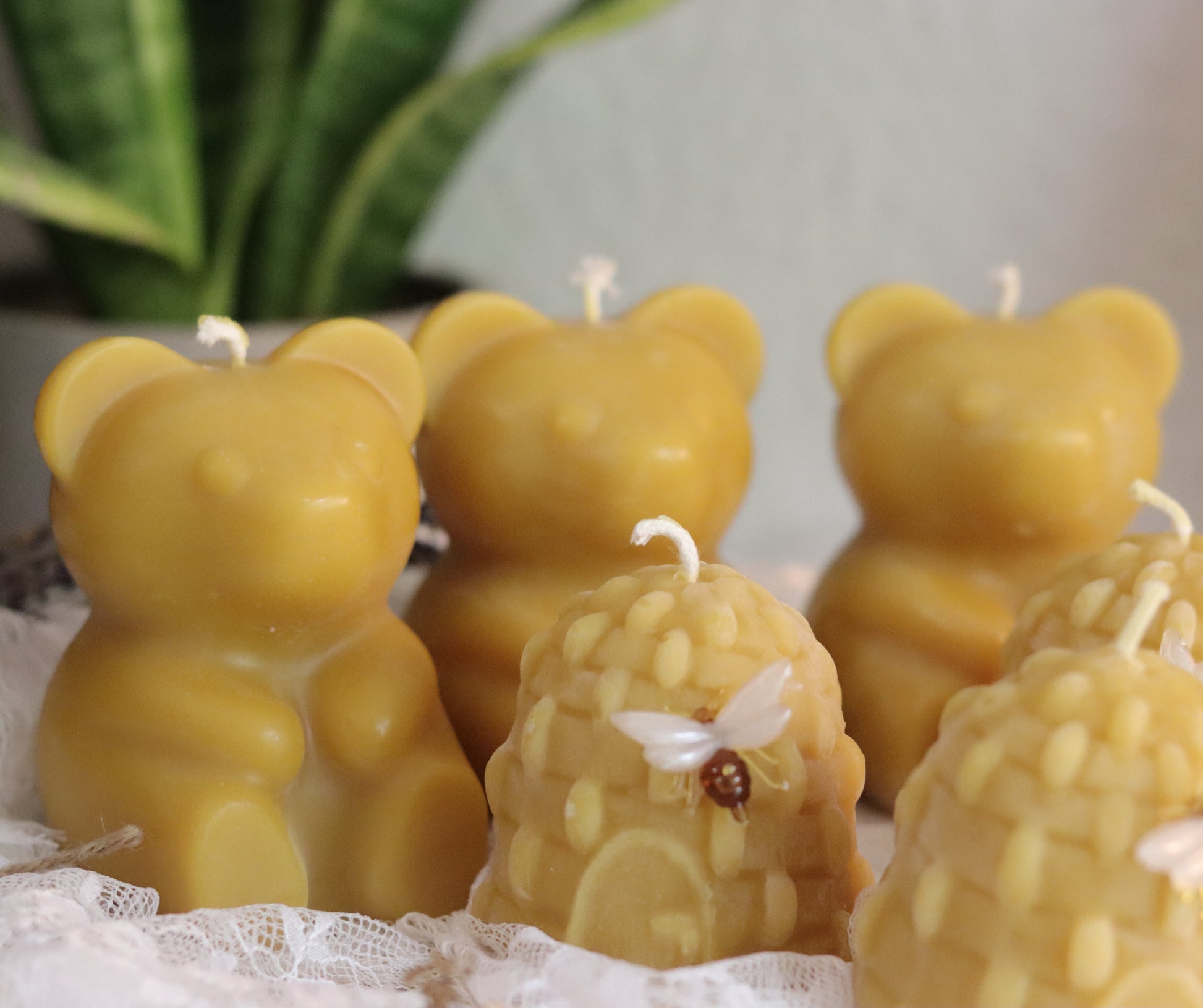 Kerze Teddy und Bienenstock aus Bienenwachs Chenoas Zaubergarten 