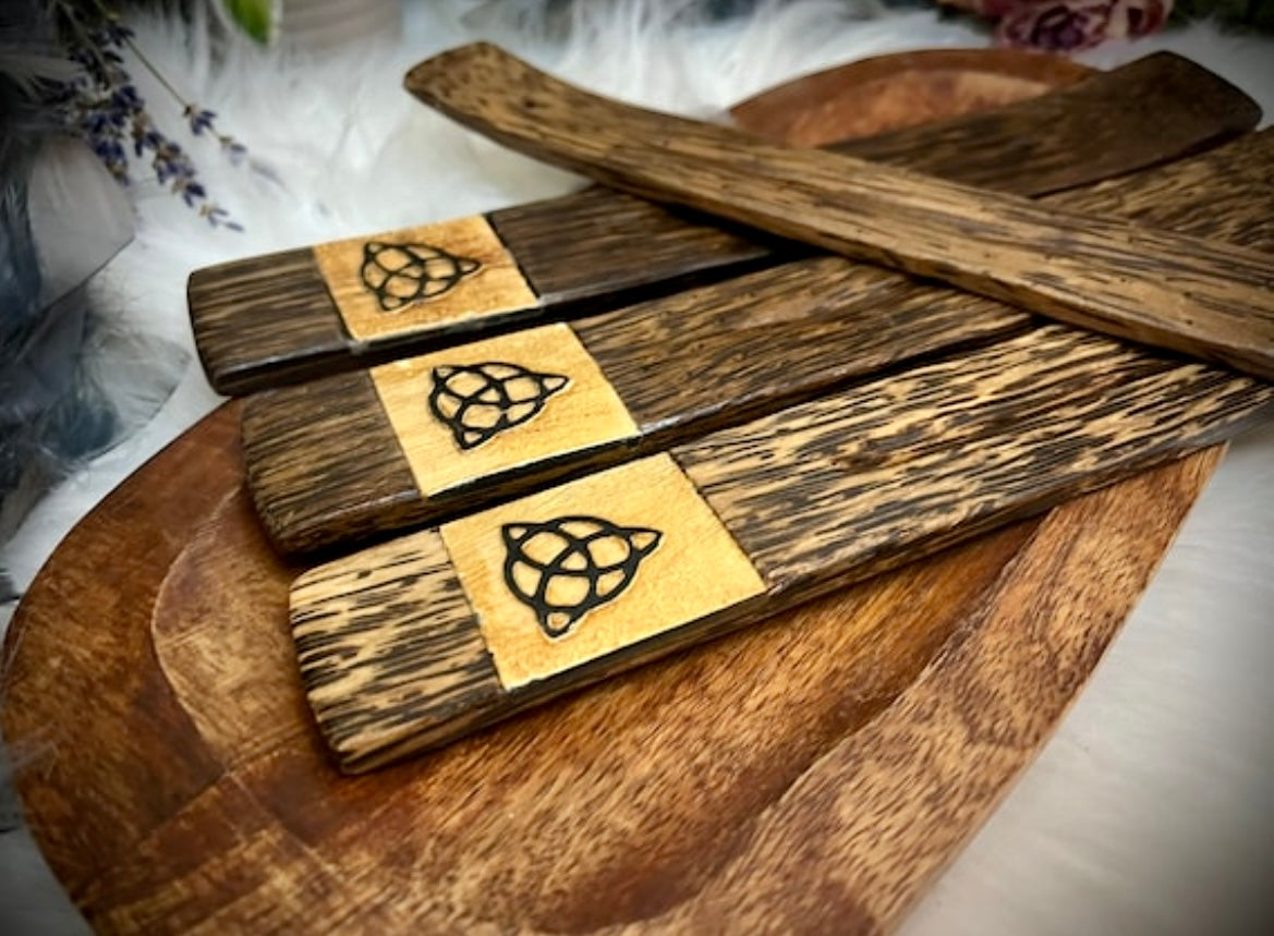 Räucherstäbchen Halter keltische Triquetra aus Palmholz/ Trinity Knoten - Chenoas Zaubergarten 